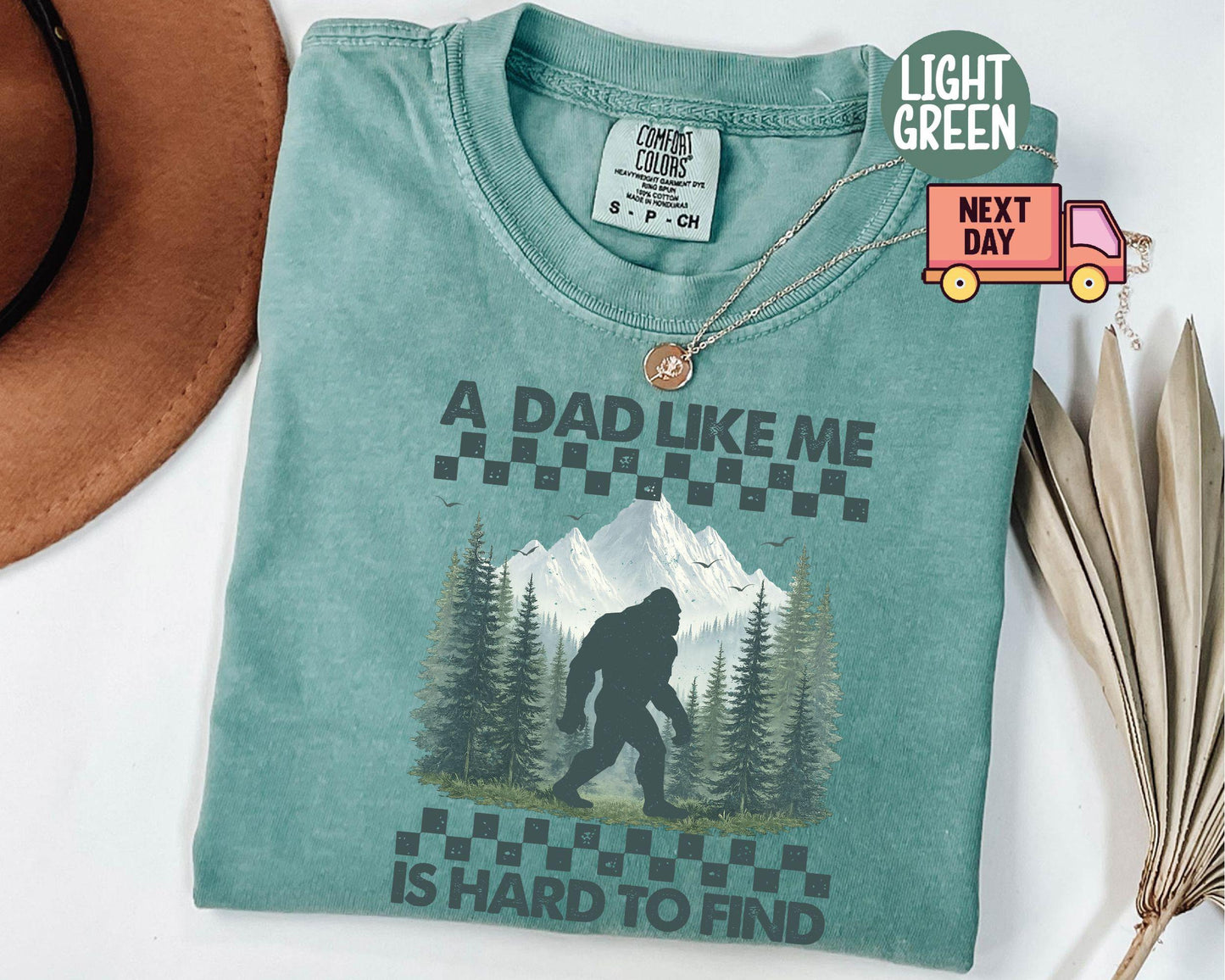 Retro Funny Dad Shirt, Funny A Dad Like Me Is Hard To Find T-Shirt, Popular Fathers Day Shirt, Cool Dad Gift